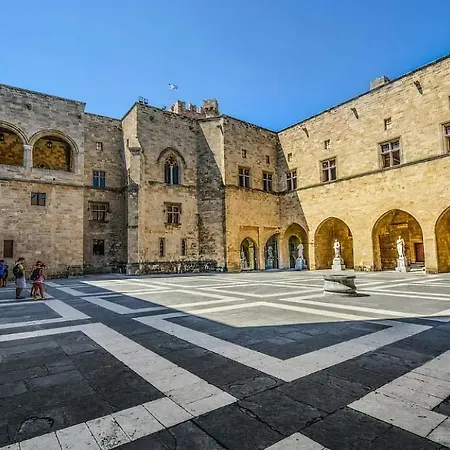 Naria Medieval House Апартаменти